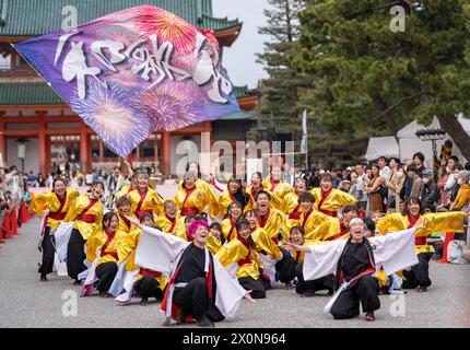 Kyoto, Giappone - marzo 31 2024: Festival Kyoto Sakura Yosakoi ( Sakuyosa ). Ballerini che ballano lungo una strada nell'area di Okazaki intorno al Santuario Heian. Foto Stock
