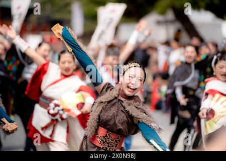 Kyoto, Giappone - marzo 31 2024: Festival Kyoto Sakura Yosakoi ( Sakuyosa ). Ballerini che ballano lungo una strada nell'area di Okazaki intorno al Santuario Heian. Foto Stock