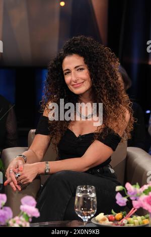 Marwa Eldessouky, ägyptisch-deutsche Fernsehmoderatorin, zu Gast in der NDR Talk Show, Fototermin im Fernsehstudio Hamburg Lokstedt AM 12.4.2024 *** Marwa Eldessouky, presentatrice televisiva egiziana tedesca, ospite al NDR Talk Show, sessione fotografica presso lo studio televisivo Hamburg Lokstedt il 12 4 2024 Foto Stock