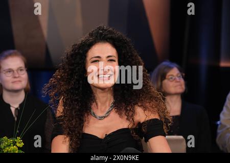 Marwa Eldessouky, ägyptisch-deutsche Fernsehmoderatorin, zu Gast in der NDR Talk Show, Fototermin im Fernsehstudio Hamburg Lokstedt AM 12.4.2024 *** Marwa Eldessouky, presentatrice televisiva egiziana tedesca, ospite al NDR Talk Show, sessione fotografica presso lo studio televisivo Hamburg Lokstedt il 12 4 2024 Foto Stock