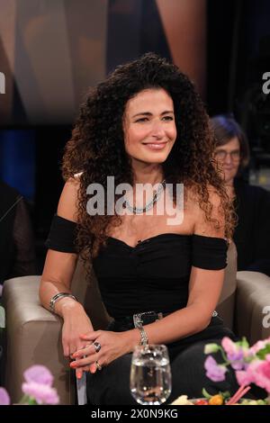 Marwa Eldessouky, ägyptisch-deutsche Fernsehmoderatorin, zu Gast in der NDR Talk Show, Fototermin im Fernsehstudio Hamburg Lokstedt AM 12.4.2024 *** Marwa Eldessouky, presentatrice televisiva egiziana tedesca, ospite al NDR Talk Show, sessione fotografica presso lo studio televisivo Hamburg Lokstedt il 12 4 2024 Foto Stock