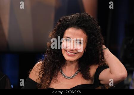 Marwa Eldessouky, ägyptisch-deutsche Fernsehmoderatorin, zu Gast in der NDR Talk Show, Fototermin im Fernsehstudio Hamburg Lokstedt AM 12.4.2024 *** Marwa Eldessouky, presentatrice televisiva egiziana tedesca, ospite al NDR Talk Show, sessione fotografica presso lo studio televisivo Hamburg Lokstedt il 12 4 2024 Foto Stock