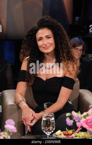 Marwa Eldessouky, ägyptisch-deutsche Fernsehmoderatorin, zu Gast in der NDR Talk Show, Fototermin im Fernsehstudio Hamburg Lokstedt AM 12.4.2024 *** Marwa Eldessouky, presentatrice televisiva egiziana tedesca, ospite al NDR Talk Show, sessione fotografica presso lo studio televisivo Hamburg Lokstedt il 12 4 2024 Foto Stock