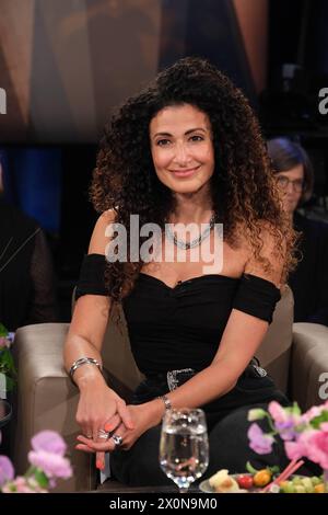 Marwa Eldessouky, ägyptisch-deutsche Fernsehmoderatorin, zu Gast in der NDR Talk Show, Fototermin im Fernsehstudio Hamburg Lokstedt AM 12.4.2024 *** Marwa Eldessouky, presentatrice televisiva egiziana tedesca, ospite al NDR Talk Show, sessione fotografica presso lo studio televisivo Hamburg Lokstedt il 12 4 2024 Foto Stock