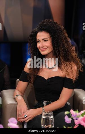 Marwa Eldessouky, ägyptisch-deutsche Fernsehmoderatorin, zu Gast in der NDR Talk Show, Fototermin im Fernsehstudio Hamburg Lokstedt AM 12.4.2024 *** Marwa Eldessouky, presentatrice televisiva egiziana tedesca, ospite al NDR Talk Show, sessione fotografica presso lo studio televisivo Hamburg Lokstedt il 12 4 2024 Foto Stock