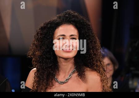 Marwa Eldessouky, ägyptisch-deutsche Fernsehmoderatorin, zu Gast in der NDR Talk Show, Fototermin im Fernsehstudio Hamburg Lokstedt AM 12.4.2024 *** Marwa Eldessouky, presentatrice televisiva egiziana tedesca, ospite al NDR Talk Show, sessione fotografica presso lo studio televisivo Hamburg Lokstedt il 12 4 2024 Foto Stock