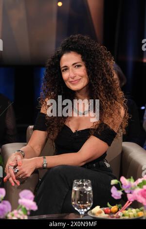 Marwa Eldessouky, ägyptisch-deutsche Fernsehmoderatorin, zu Gast in der NDR Talk Show, Fototermin im Fernsehstudio Hamburg Lokstedt AM 12.4.2024 *** Marwa Eldessouky, presentatrice televisiva egiziana tedesca, ospite al NDR Talk Show, sessione fotografica presso lo studio televisivo Hamburg Lokstedt il 12 4 2024 Foto Stock