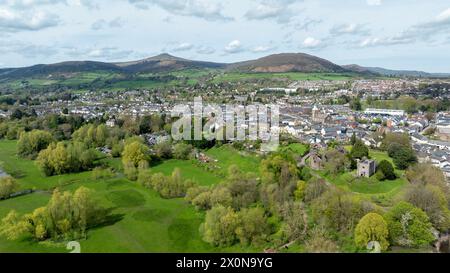 Vista aerea della storica città di Abergavenny e del monumento conosciuto come Sugar Loaf Mountain nel Monmouthshire, Galles del Sud, Regno Unito Foto Stock
