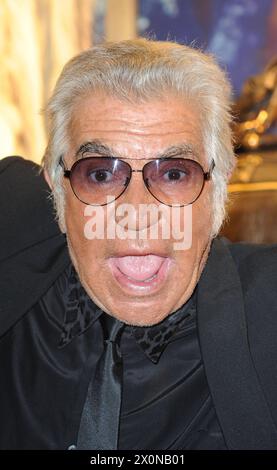 Roberto cavalli muore all'età di 83 anni Roberto cavalli Store Launch Party durante la London Fashion Week, Sloane Street, Londra, Inghilterra, Regno Unito, 17 settembre 2011. LFW headshot ritratto occhiali da sole neri sfumature bocca aperta Funny CAP/WIZ Wizard/ Londra Gran Bretagna Copyright: XWizard/CapitalxPicetex Foto Stock