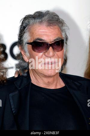 Roberto cavalli muore all'età di 83 anni ROBERTO CAVALLI arrivi al Cinema amfAR contro l'AIDS beneficia al Moulins de Mougins di Cannes. 59° Festival Internazionale di Cannes, Francia. 25 maggio 2006 Rif: KRA headshot ritratto occhiali da sole Shades Berlino Germania Copyright: XPersun/CapitalxPicetex Foto Stock