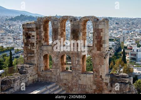 Vista degli antichi archi in pietra delle rovine del Teatro Odeon di Erode Attico sull'Acropoli di Atene. Si tratta di una struttura in pietra situata su t Foto Stock