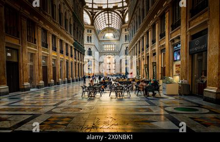 La magnifica Galleria Umberto di Napoli Foto Stock