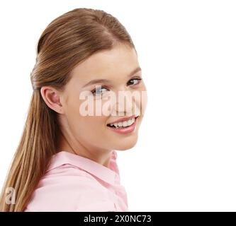 Ragazza sorridente, con ritratto e sfondo bianco da studio per la massima sicurezza, stile e moda con una camicia casual elegante. Donna, felice e rilassata Foto Stock