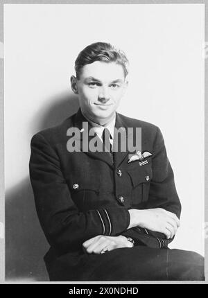 Negativo fotografico del Flight Lieutenant J.A.S. Grasswell, insignito della Distinguished Flying Cross, che mostra un ufficiale della Royal Air Force. Foto Stock