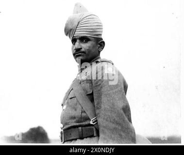 I soldati del Royal Indian Army Service Corps sono documentati in un negativo fotografico, che mostra il personale in servizio con l'esercito britannico. Foto Stock