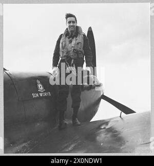 BAR AL D.F.C. PER L'UOMO della RCAF CON UN PUNTEGGIO di 8 "KILLS" - il tenente di volo ALAN AIKMAN, DFC., R.C.A.F. NO.154 SQUADRON, che ha ricevuto un Bar al suo D.F.C. Flight Lieutenant Aikman è un combattente acuto e tenace. Ha distrutto almeno otto aerei nemici. Ha mostrato una rara voglia di combattere sull'Europa e in Medio Oriente. Immagine pubblicata nel 1943. LISTA DEI PREMI N. 679. Negativo fotografico, Royal Air Force Foto Stock