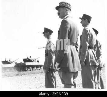 Sua Maestà il Re, insieme ai generali Giraud e de Gaulle, osserva i carri americani Sherman durante una parata con la Divisione corazzata francese. Foto Stock