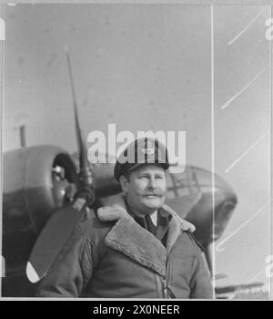 Negativo fotografico che mostra il tenente di volo T. Julian che serve come cannoniere posteriore con un Torpedo-Bomber Squadron sotto il RAF Coastal Command. Foto Stock