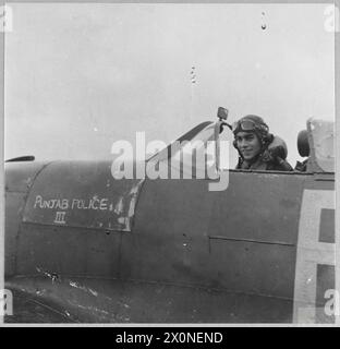 TENENTE DI VOLO CANADESE WINS D.F.C. PER IL CORAGGIO NEL COMBATTIMENTO SU MALTA - il DFC è stato assegnato al TENENTE DI VOLO AD INTERIM EDWIN HERBERT GLAZEBROOK, Royal Canadian Air Force, No.229 Squadron. "Ha partecipato a molte sortite sulla Sicilia. Nei pesanti combattimenti aerei su Malta, ha preso parte a molti intercetti e il suo volo ha distrutto 12 aerei nemici. Con la sua abile e coraggiosa leadership, il tenente di volo Glazebrook, giocò un ruolo importante nei successi ottenuti. Ha distrutto 3 aerei nemici. Negativo fotografico, Royal Air Force Foto Stock