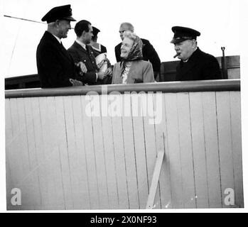 SIGNOR CHURCHILL TORNA DAL CANADA - Mr e Mrs. Churchill con l'ammiraglio della flotta Sir Andrew Cunningham, First Sea Lord, sul ponte della "Queen Mary". Negativo fotografico, British Army Foto Stock