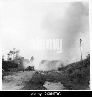 ITALIA: QUINTO ESERCITO DAVANTI A SGOMBERARE Un OSTACOLO STRADALE - il R.ES arriva sul posto e fissa una carica all'acciaieria del ponte - la carica esplode. Negativo fotografico, British Army Foto Stock