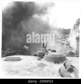 ITALIA: QUINTO FRONTE DELL'ESERCITO CHE SGOMBRA Un OSTACOLO STRADALE - l'esplosione mentre viene effettuata la seconda demolizione. Negativo fotografico, British Army Foto Stock