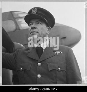 L'AVIAZIONE POLACCA IN GRAN BRETAGNA, 1940-1947 - F/LT Klisz, un pilota pre-bellico di Polish Air Lines, all'età di 52 anni al momento della fotografia, si unì al RAF Transport Command il 1 ottobre 1941. Aveva 13000 ore di volo a suo credito e pilotò circa 150 diversi tipi di velivoli con un solo incidente, quando un motore prese fuoco al decollo. Era conosciuto come un pilota eccezionale nella RAF ed era popolarmente chiamato "Papa" dai suoi colleghi ufficiali. Dopo la guerra fu impiegato dalle compagnie aeree Air France come controllore del budget a Londra. Il tenente di volo Włodzimierz Klisz della RAF Transport Comm Foto Stock