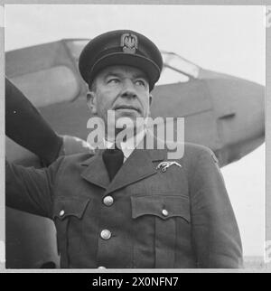 L'AVIAZIONE POLACCA IN GRAN BRETAGNA, 1940-1947 - F/LT Klisz, un pilota pre-bellico di Polish Air Lines, all'età di 52 anni al momento della fotografia, si unì al RAF Transport Command il 1 ottobre 1941. Aveva 13000 ore di volo a suo credito e pilotò circa 150 diversi tipi di velivoli con un solo incidente, quando un motore prese fuoco al decollo. Era conosciuto come un pilota eccezionale nella RAF ed era popolarmente chiamato "Papa" dai suoi colleghi ufficiali. Dopo la guerra fu impiegato dalle compagnie aeree Air France come controllore del budget a Londra. Il tenente di volo Włodzimierz Klisz della RAF Transport Comm Foto Stock