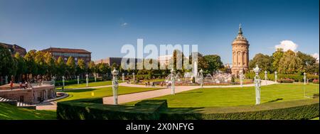 Il parco di Friedrichsplatz con la torre dell'acqua a Mannheim, Baden-Wuerttemberg, Germania Foto Stock