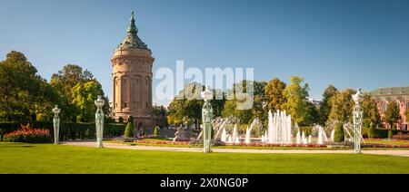 Il parco di Friedrichsplatz con la torre dell'acqua a Mannheim, Baden-Wuerttemberg, Germania Foto Stock