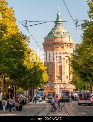 Vista lungo la via dello shopping „Planken" fino alla torre dell'acqua di Mannheim, Baden-Wuerttemberg Foto Stock