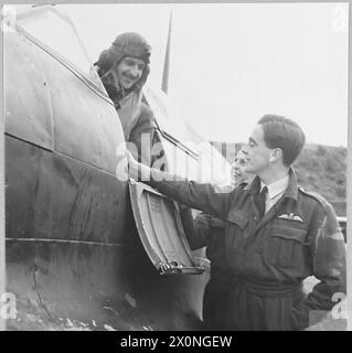 PILOTA FRANCESE LIBERO ATTACCATO AD Un FIGHTER SQUADRON R.A.F. - per la storia vedi CH.4137 Photographic negative , Royal Air Force Foto Stock