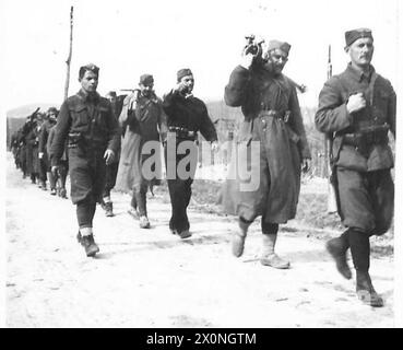 JUGOSLAVIA : IMBOSCATA BATTERIA TEDESCA - partigiani di entrambi i sessi da 10 Bde, 29 Divisione, 2 corpi, marciando attraverso il villaggio di Kiseoak, N. di Sarajevo, in cerca dei tedeschi in ritirata. Negativo fotografico, British Army Foto Stock