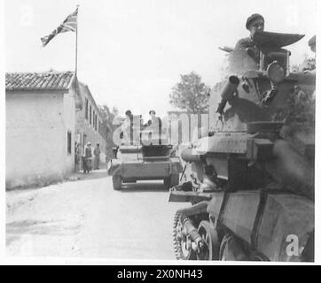 FOTOGRAFIE SCATTATE A CIPRO - carri armati leggeri visti in un villaggio sull'isola. Negativo fotografico, British Army Foto Stock