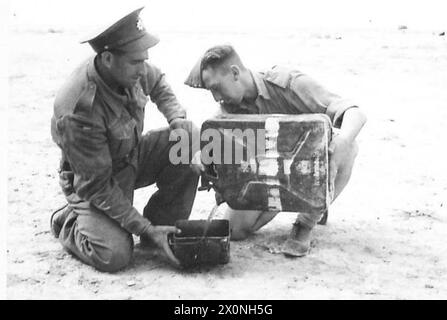 IL CONVOGLIO D'ACQUA DEL DESERTO VA ALLA RICERCA DI FONTI DI ACQUA DOLCE - dopo il trattamento i cercatori d'acqua decidono di assaggiare i propri prodotti in una veloce tazza di tè. Negativo fotografico, British Army Foto Stock