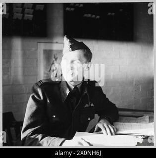 Negativo fotografico che mostra il tenente C. Pett, un ufficiale della Royal Air Force. Foto Stock