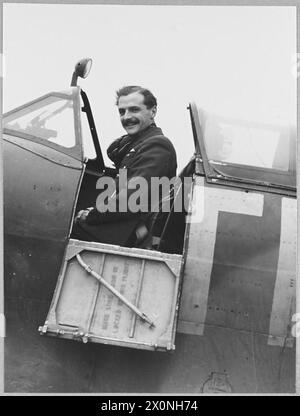 La RAF Spitfire del Fighter Command scortò il primo ministro in Francia nel 1944, compresi i piloti sotto il leader di squadra Michael Kellett. Foto Stock