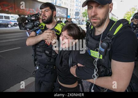Continuando i loro sforzi per attirare l'attenzione su questioni climatiche urgenti, i membri del gruppo di attivisti di ultima generazione, Letzte Generation, bloccarono Frankfurter Allee, una delle rotte di traffico più antiche e cruciali di Berlino, il 13 aprile 2024. L'ultima generazione, un importante gruppo di attivismo climatico in Germania, è diventato sempre più visibile a causa delle loro proteste di alto profilo e dirompenti rivolte alle principali arterie stradali e agli spazi pubblici. Nato come parte di un'ondata globale di attivismo ambientale, il gruppo chiede al governo tedesco di impegnarsi in un'azione più aggressiva contro il cambiamento climatico Foto Stock