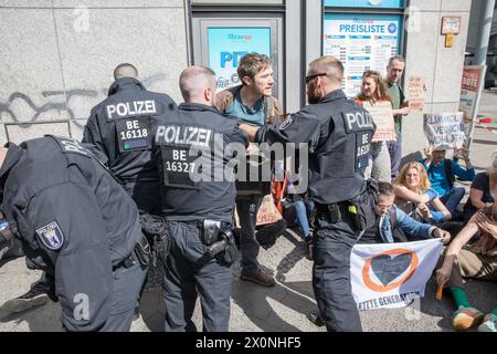 Continuando i loro sforzi per attirare l'attenzione su questioni climatiche urgenti, i membri del gruppo di attivisti di ultima generazione, Letzte Generation, bloccarono Frankfurter Allee, una delle rotte di traffico più antiche e cruciali di Berlino, il 13 aprile 2024. L'ultima generazione, un importante gruppo di attivismo climatico in Germania, è diventato sempre più visibile a causa delle loro proteste di alto profilo e dirompenti rivolte alle principali arterie stradali e agli spazi pubblici. Nato come parte di un'ondata globale di attivismo ambientale, il gruppo chiede al governo tedesco di impegnarsi in un'azione più aggressiva contro il cambiamento climatico Foto Stock