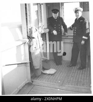 SIGNOR CHURCHILL TORNA DAL CANADA - il primo ministro, con il capitano J.G. Bisseet, CBE., RNR., RD., commodoro della Cunard-White Star Fleet, sul ponte della Queen Mary durante il viaggio di ritorno attraverso l'Atlantico. Negativo fotografico, British Army Foto Stock