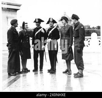 SERVIZIO SUL CAMPO AMERICANO CON L'OTTAVO ESERCITO - due poliziotti italiani danno loro indicazioni per arrivare al loro prossimo punto di chiamata. Negativo fotografico, British Army Foto Stock