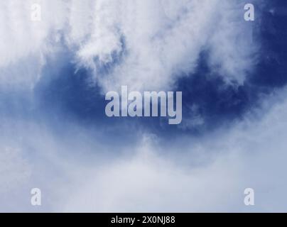 Inquadratura completa della vista ad angolo basso delle nuvole di colore bianco con un cielo blu. Foto Stock