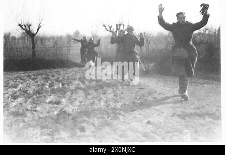 OTTAVO ESERCITO: ATTACCO DI FANTERIA ATTRAVERSO IL FIUME SENIO - altri prigionieri tedeschi, con le mani sopra la testa, entrano nelle nostre linee. Negativo fotografico, British Army Foto Stock