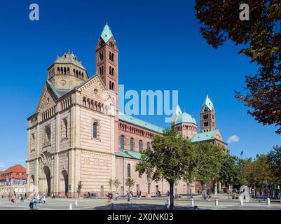 Vista prospettica della cattedrale di Spira in Renania-Palatinato, Germania, in una giornata di sole Foto Stock