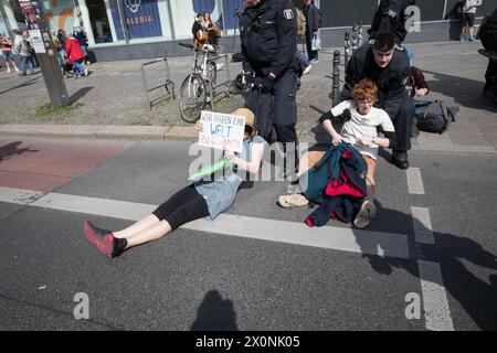 Continuando i loro sforzi per attirare l'attenzione su questioni climatiche urgenti, i membri del gruppo di attivisti di ultima generazione, Letzte Generation, bloccarono Frankfurter Allee, una delle rotte di traffico più antiche e cruciali di Berlino, il 13 aprile 2024. L'ultima generazione, un importante gruppo di attivismo climatico in Germania, è diventato sempre più visibile a causa delle loro proteste di alto profilo e dirompenti rivolte alle principali arterie stradali e agli spazi pubblici. Nato come parte di un'ondata globale di attivismo ambientale, il gruppo chiede al governo tedesco di impegnarsi in un'azione più aggressiva contro il cambiamento climatico Foto Stock