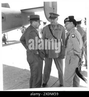 H.M. IL RE IN NORD AFRICA - in attesa dell'arrivo del re. Da sinistra a destra: Sir James Grigg, Lieut. Generale Sir Henry Maitland Wilson generale Montgomery. Negativo fotografico, British Army Foto Stock