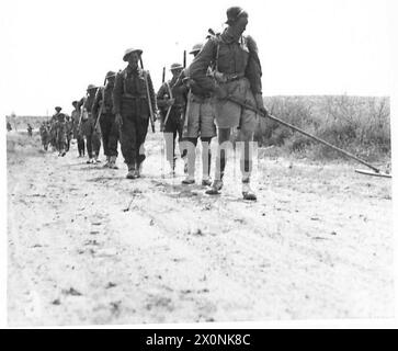 FOTO DI SCENA SCATTATE CON L'OTTAVO ESERCITO DURANTE IL LORO ATTACCO E CAPTUREOF LA LINEA MARETH - uomini della fanteria leggera Durham che avanzano dietro un rilevatore di miniere. Negativo fotografico, British Army Foto Stock