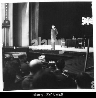 IL FELDMARESCIALLO MONTGOMERY DECORA LE TRUPPE CANADESI DOPO IL SUO INCIDENTE AEREO, il C-in-C rivolgendosi alle truppe in un teatro. Negativo fotografico, British Army, 21st Army Group Foto Stock