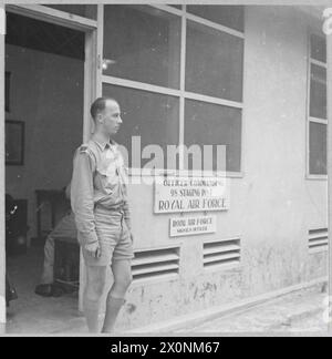 Fotografia negativa che mostra il tenente di volo A.J. Muir, ufficiale comandante dello staging Post 98 a Nassau, che gestisce le rotte Atlantic del RAF Transport Command nel 1945. Foto Stock