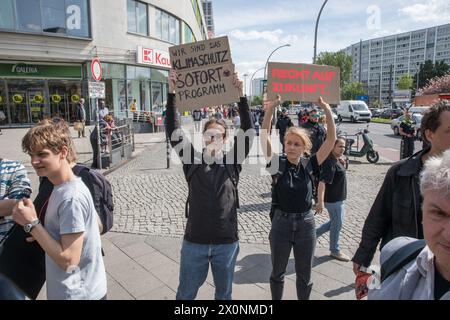 13 aprile 2024, Berlino, Germania: Continuando i loro sforzi per attirare l'attenzione su questioni climatiche urgenti, l'ultima generazione, la Letzte Generation, membri del gruppo di attivisti bloccò Frankfurter Allee, una delle rotte di traffico più antiche e cruciali di Berlino, il 13 aprile 2024. L'ultima generazione, un importante gruppo di attivismo climatico in Germania, è diventato sempre più visibile a causa delle loro proteste di alto profilo e dirompenti rivolte alle principali arterie stradali e agli spazi pubblici. Originatosi come parte di un'ondata globale di attivismo ambientale, il gruppo chiede che il governo tedesco si impegni a più aggressività Foto Stock